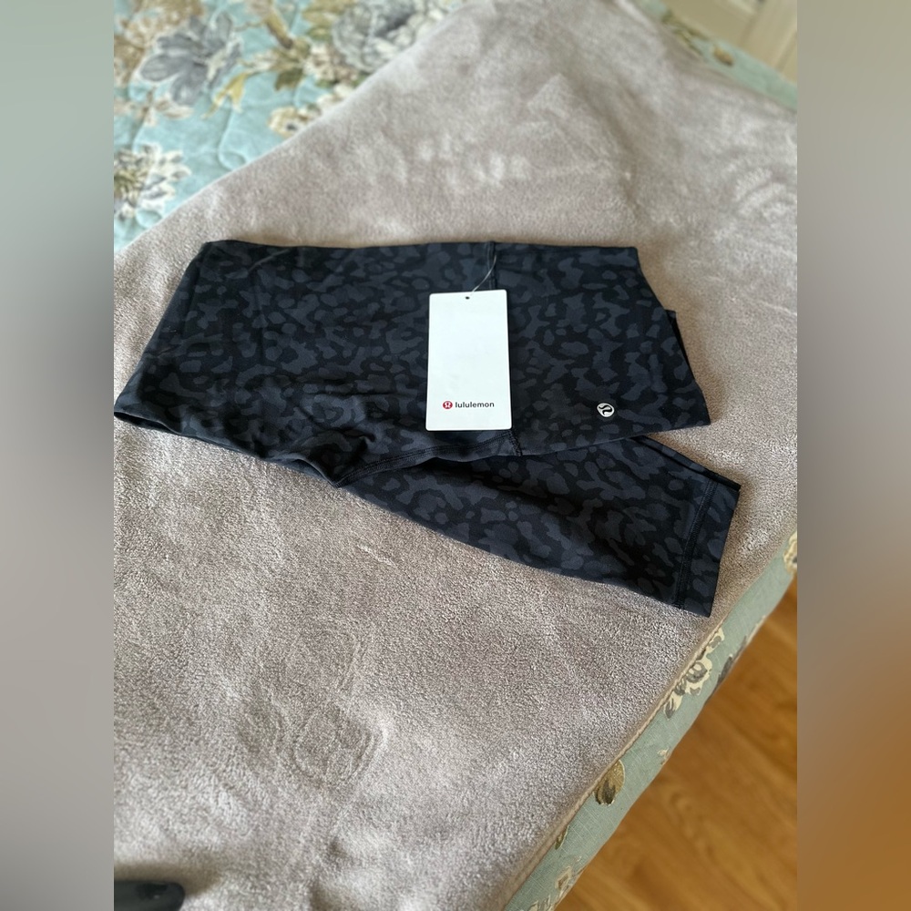 NWT LULULEMON ALIGN HR PANT
25 inches Size 4